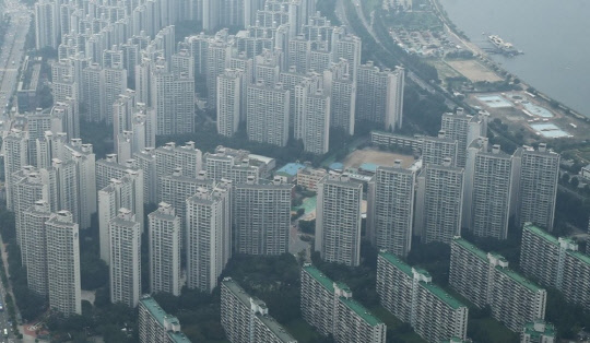 서울 송파구 롯데월드타워전망대 서울스카이에서 바라본 주변 아파트 단지의 모습. <연합뉴스>